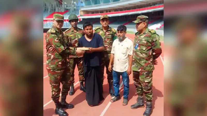 সেনাবাহিনী থেকে লাখ টাকা উপহার পেলেন পতাকা বিক্রি করা সেই যুবক সেনাবাহিনী থেকে লাখ টাকা উপহার পেলেন পতাকা বিক্রি করা সেই যুবক