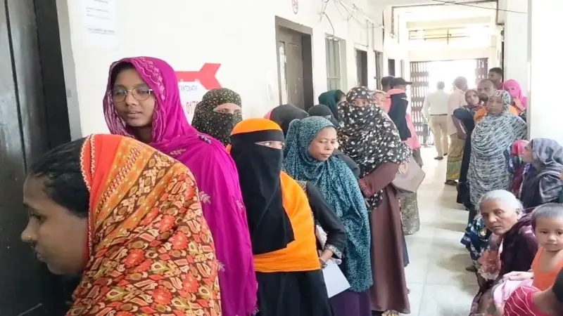 ঈদের দীর্ঘ ছুটিতে সরকারি হাসপাতালে চিকিৎসক ও স্বাস্থ্যকর্মীর অভাবে ভুগছে রোগীরা ঈদের দীর্ঘ ছুটিতে সরকারি হাসপাতালে চিকিৎসক ও স্বাস্থ্যকর্মীর অভাবে ভুগছে রোগীরা
