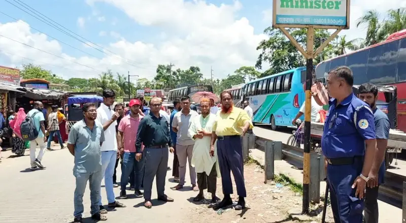 অতিরিক্ত ভাড়া আদায় ও সড়কে অবৈধ পার্কিং বন্ধে উপজেলা প্রশাসনের অভিযান অতিরিক্ত ভাড়া আদায় ও সড়কে অবৈধ পার্কিং বন্ধে উপজেলা প্রশাসনের অভিযান