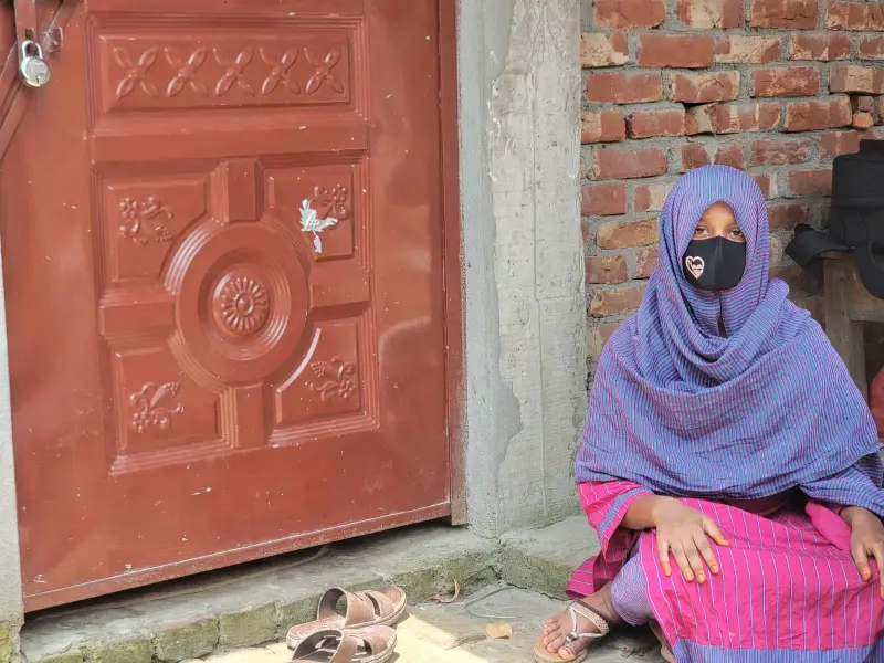 স্ত্রীর স্বীকৃতি দাবিতে প্রেমিকের বাড়িতে অবস্থান! স্ত্রীর স্বীকৃতি দাবিতে প্রেমিকের বাড়িতে অবস্থান!