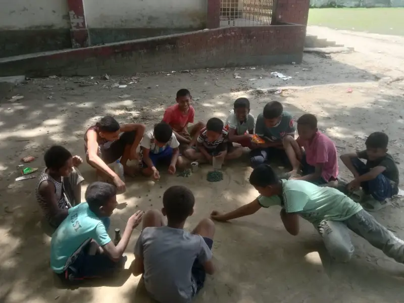 মোবাইলের ভিড়ে হারিয়ে যাওয়া শৈশবের স্মৃতি, মার্বেল খেলায় মেতে উঠেছে শিশু দল! মোবাইলের ভিড়ে হারিয়ে যাওয়া শৈশবের স্মৃতি, মার্বেল খেলায় মেতে উঠেছে শিশু দল!