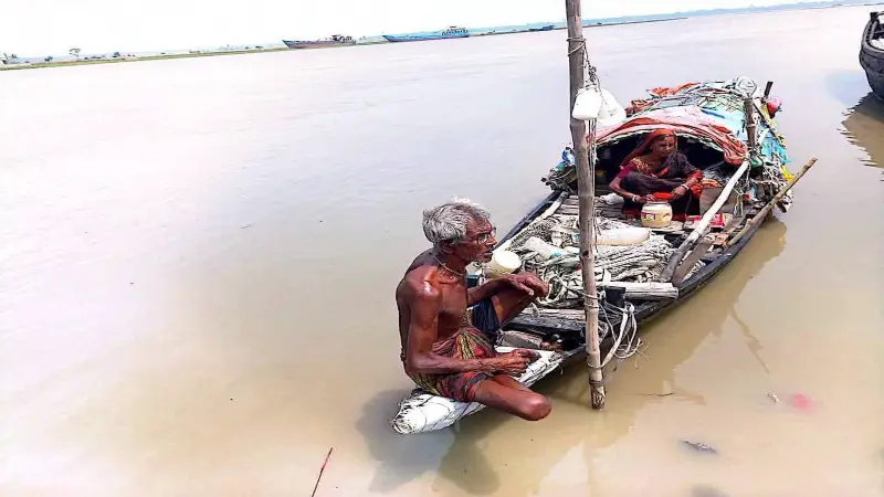 পাইকগাছায় ডিঙি নৌকায় কপোতাক্ষে ভাসমান সুখেন-অন্নার জীবনসংগ্রাম পাইকগাছায় ডিঙি নৌকায় কপোতাক্ষে ভাসমান সুখেন-অন্নার জীবনসংগ্রাম