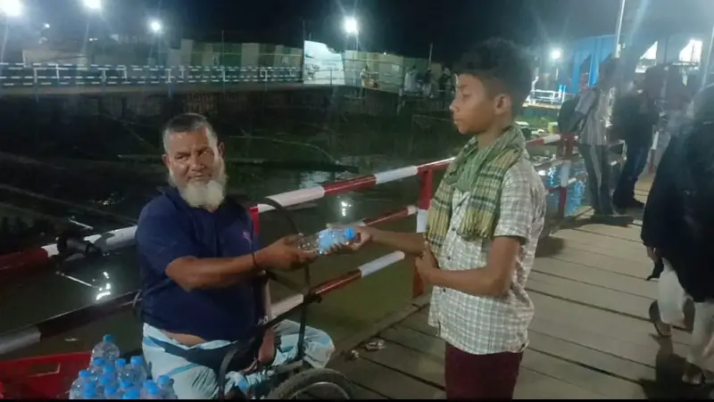 দুই পা নেই: তবুও সংসারের হাল ধরে রেখেছেন চাঁদপুরের রফিজ উদ্দিন দুই পা নেই: তবুও সংসারের হাল ধরে রেখেছেন চাঁদপুরের রফিজ উদ্দিন