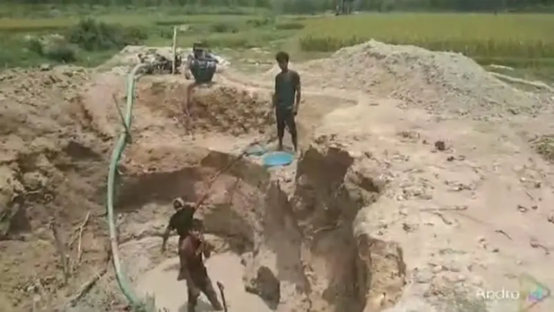 ঝিনাইগাতীতে পাহাড়-নদী থেকে অবাধে পাথর-বালু লুট, হারাচ্ছে গারো পাহাড়ের সৌন্দর্য ঝিনাইগাতীতে পাহাড়-নদী থেকে অবাধে পাথর-বালু লুট, হারাচ্ছে গারো পাহাড়ের সৌন্দর্য