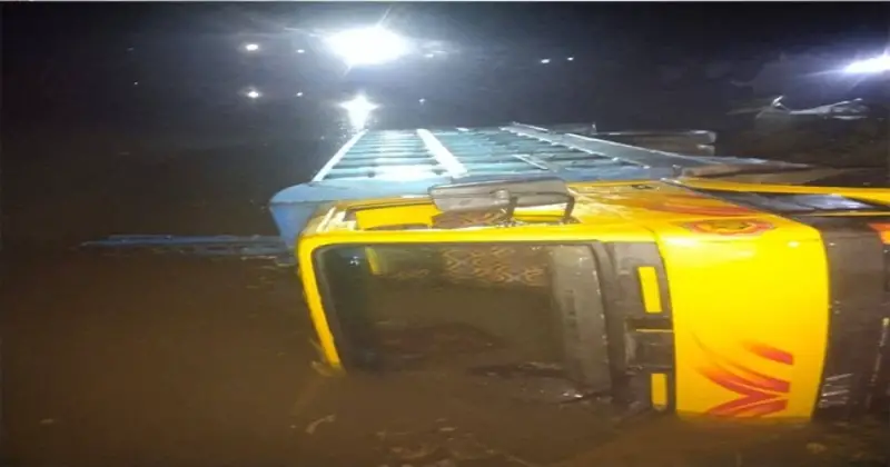 গার্মেন্টস শ্রমিকবাহী ট্রাক উল্টে শিশুর মৃত্যু গার্মেন্টস শ্রমিকবাহী ট্রাক উল্টে শিশুর মৃত্যু