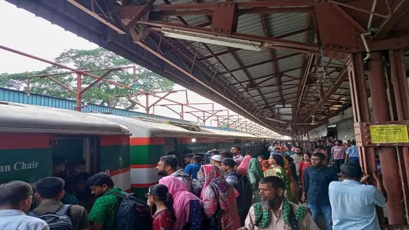 ছুটি শেষে ফেরার তাড়ায় রাজবাড়ী রেলস্টেশনে যাত্রীদের উপচে পড়া ভিড় ছুটি শেষে ফেরার তাড়ায় রাজবাড়ী রেলস্টেশনে যাত্রীদের উপচে পড়া ভিড়