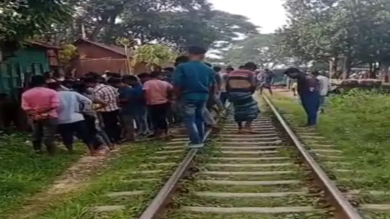 মোবাইল ফোনে ব্যস্ত, ট্রেনে কাটা পড়ে যুবক নিহত মোবাইল ফোনে ব্যস্ত, ট্রেনে কাটা পড়ে যুবক নিহত