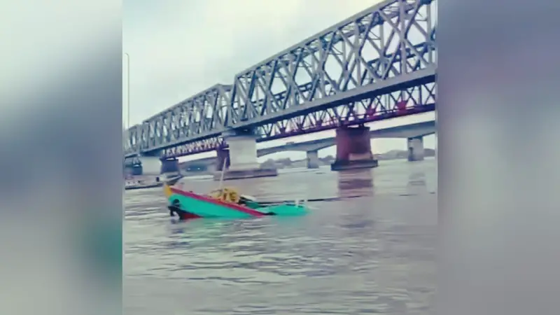 মেঘনায় ডুবল বালুভর্তি ব্ল্যাকহেড নৌকা এমবি রিফাত মেঘনায় ডুবল বালুভর্তি ব্ল্যাকহেড নৌকা এমবি রিফাত