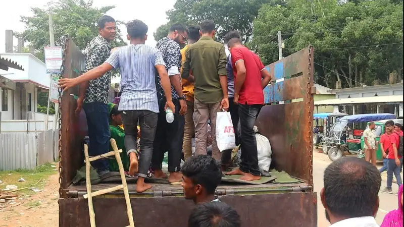 রাজিবপুরের বটতলা বাসস্ট্যান্ডে চরম ভোগান্তি রাজিবপুরের বটতলা বাসস্ট্যান্ডে চরম ভোগান্তি