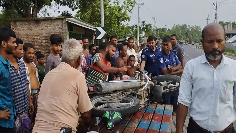 নীলফামারীতে সড়ক দুর্ঘটনায় নিহত এক, আহত তিন নীলফামারীতে সড়ক দুর্ঘটনায় নিহত এক, আহত তিন