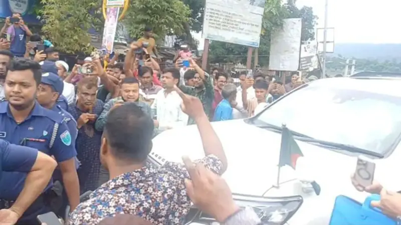 দুই উপদেষ্টার গাড়িবহর আটকে বিশৃঙ্খলা, ১৫০ জনকে আসামি করে মামলা দুই উপদেষ্টার গাড়িবহর আটকে বিশৃঙ্খলা, ১৫০ জনকে আসামি করে মামলা