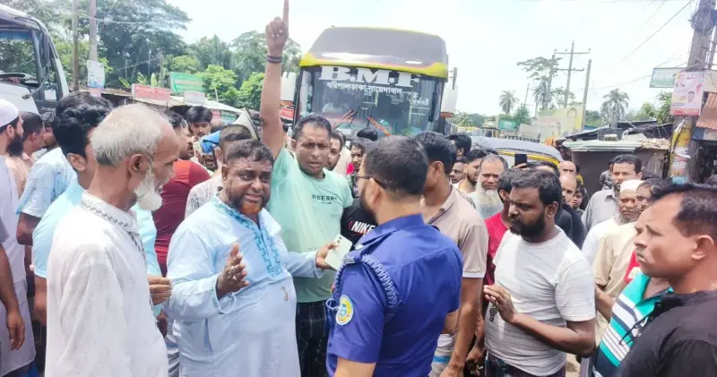 চাঁদা দাবির প্রতিবাদে মহাসড়ক অবরোধ করে টরকী বন্দরের ব্যবসায়ীদের বিক্ষোভ চাঁদা দাবির প্রতিবাদে মহাসড়ক অবরোধ করে টরকী বন্দরের ব্যবসায়ীদের বিক্ষোভ