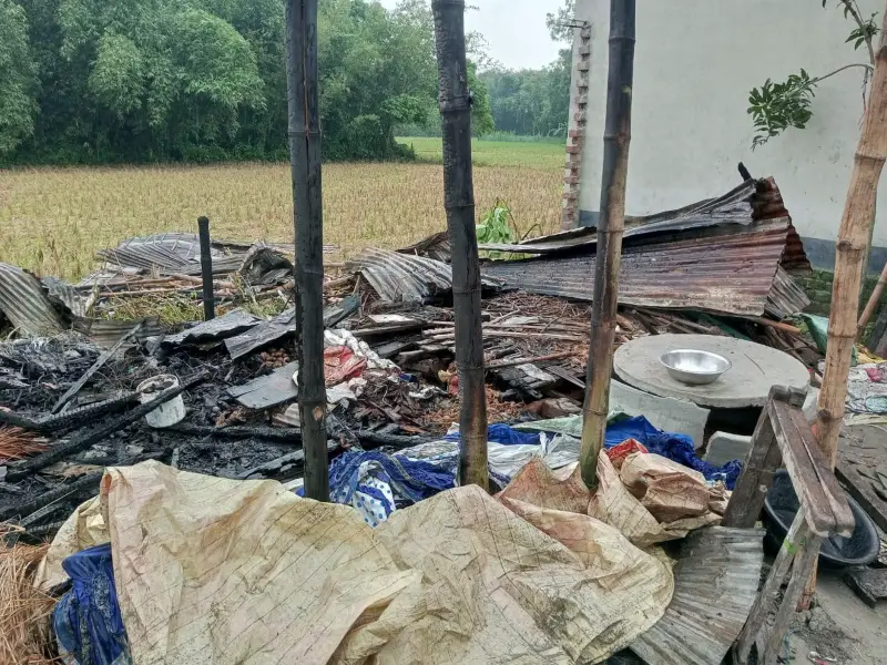 বিয়ের দাওয়াতে জনশূন্য গ্রাম, আকস্মিক অগ্নিকাণ্ডে পুড়ে ছাই ছাগলের খামার বিয়ের দাওয়াতে জনশূন্য গ্রাম, আকস্মিক অগ্নিকাণ্ডে পুড়ে ছাই ছাগলের খামার
