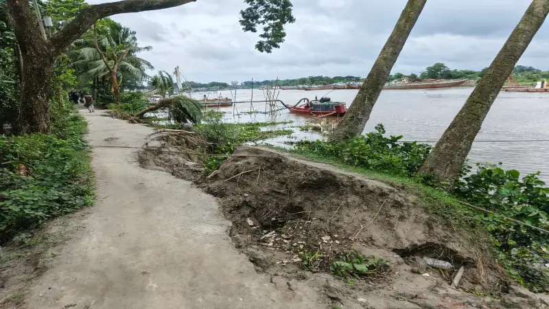 লক্ষীপুর নদীগর্ভে বিলীন হচ্ছে রাস্তা, চলাচলে ভোগান্তি লক্ষীপুর নদীগর্ভে বিলীন হচ্ছে রাস্তা, চলাচলে ভোগান্তি