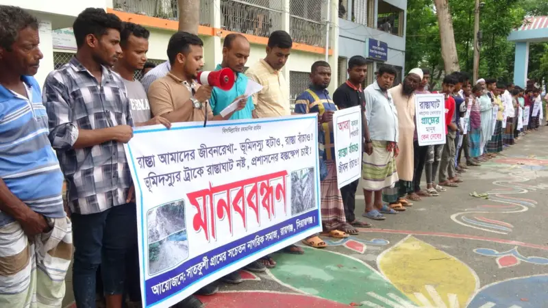 অবৈধ পুকুর খননে রাস্তাঘাট বিপর্যস্ত: রায়গঞ্জে এলাকাবাসীর মানববন্ধন অবৈধ পুকুর খননে রাস্তাঘাট বিপর্যস্ত: রায়গঞ্জে এলাকাবাসীর মানববন্ধন