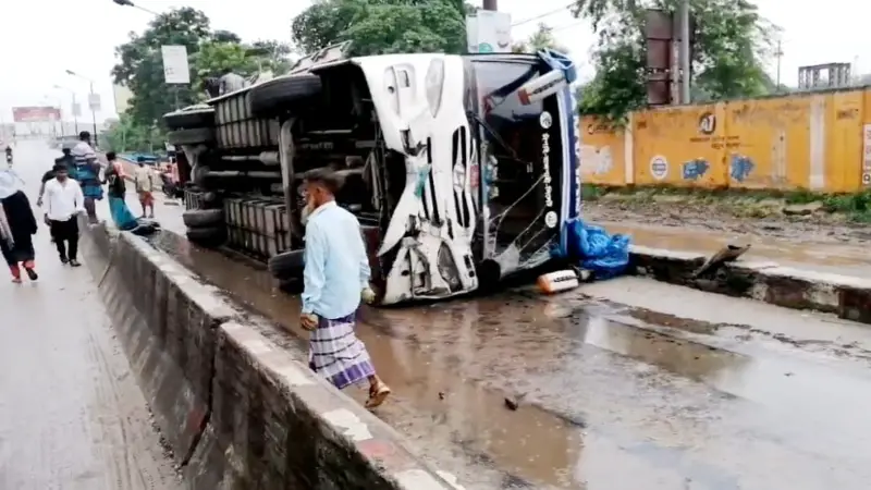 টঙ্গীতে উদ্ধারে আসা রেকার দুর্ঘটনায় বাস উল্টে ৩ ঘন্টা যানচলাচল বন্ধ টঙ্গীতে উদ্ধারে আসা রেকার দুর্ঘটনায় বাস উল্টে ৩ ঘন্টা যানচলাচল বন্ধ