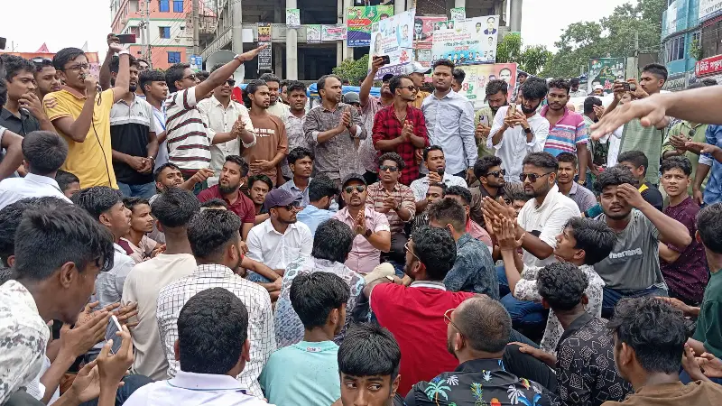 ছাত্রদল কমিটি বাতিলে ফের অবরোধ, তারেক রহমানের প্রতি খোলা চিঠি ছাত্রদল কমিটি বাতিলে ফের অবরোধ, তারেক রহমানের প্রতি খোলা চিঠি