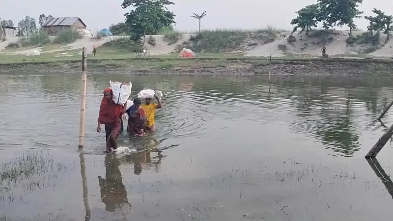 সাঁকো ভেঙে যাওয়ায় নদীর দুপারের মানুষ সাঁতার দিয়ে পাড়াপাড় হচ্ছে ! সাঁকো ভেঙে যাওয়ায় নদীর দুপারের মানুষ সাঁতার দিয়ে পাড়াপাড় হচ্ছে !