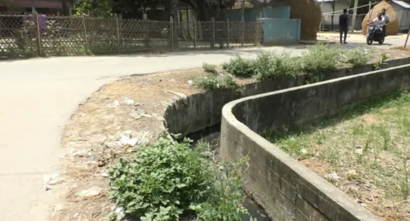 ইসলামপুরে ঢাকনাবিহীন ড্রেনের দুর্গন্ধে নাজেহাল পৌরবাসী ইসলামপুরে ঢাকনাবিহীন ড্রেনের দুর্গন্ধে নাজেহাল পৌরবাসী