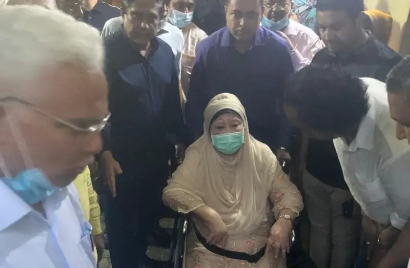 স্বাস্থ্য পরীক্ষার পর এভারকেয়ার হাসপাতাল থেকে বাসায় ফিরলেন খালেদা জিয়া স্বাস্থ্য পরীক্ষার পর এভারকেয়ার হাসপাতাল থেকে বাসায় ফিরলেন খালেদা জিয়া