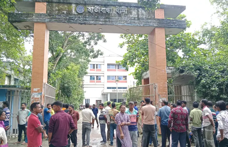 ওয়ারেন্টভুক্ত আসামির নামের সাথে মিল থাকায় সেচ্ছাসেবক দলের নেতাকে থানায় রাতভর আটকে রাখলেন ওসি ওয়ারেন্টভুক্ত আসামির নামের সাথে মিল থাকায় সেচ্ছাসেবক দলের নেতাকে থানায় রাতভর আটকে রাখলেন ওসি