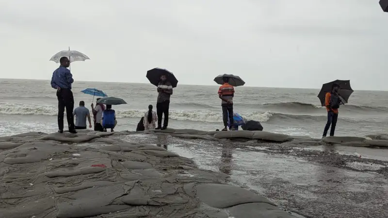 উপকূলে টানা চার দিন বৃষ্টি, হোটেলে রুম বন্দি কুয়াকাটার পর্যটকরা উপকূলে টানা চার দিন বৃষ্টি, হোটেলে রুম বন্দি কুয়াকাটার পর্যটকরা
