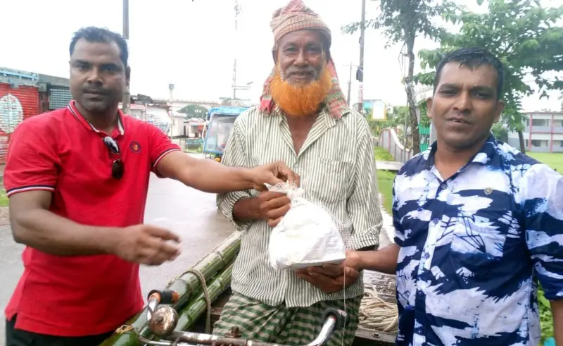 কলাপাড়ায় পৌর শ্রমিক দলের উদ্যোগে শতাধিক অসহায় মানুষকে আম বিতরণ কলাপাড়ায় পৌর শ্রমিক দলের উদ্যোগে শতাধিক অসহায় মানুষকে আম বিতরণ