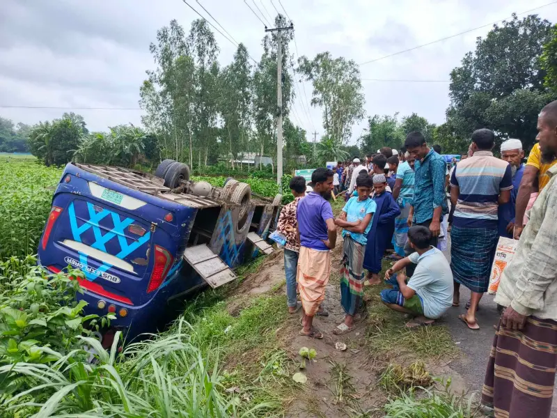 কাজিপুরের যাত্রীবাহী বাস খাদে নিহত ১, আহত ৪