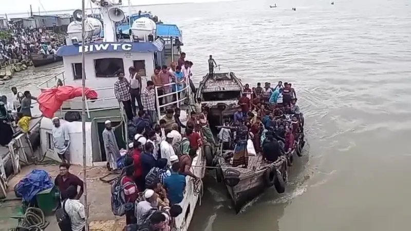 নিষেধাজ্ঞা অমান্য করে চলছে ট্রলার,জীবন হাতে নদী পাড়ি দিচ্ছে যাত্রীরা নিষেধাজ্ঞা অমান্য করে চলছে ট্রলার,জীবন হাতে নদী পাড়ি দিচ্ছে যাত্রীরা