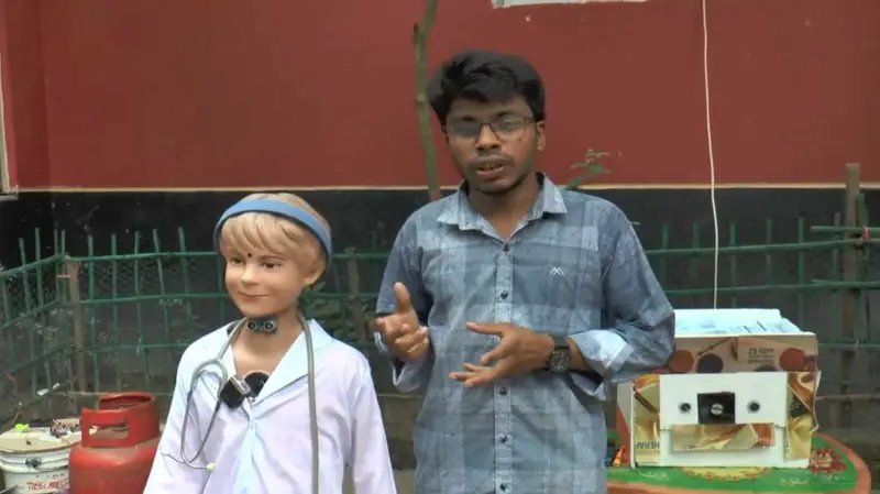 গাইবান্ধায় রোবট চিকিৎসক ‘ডা. নীলা’ চিকিৎসা দিচ্ছেন গ্রামের মানুষদের গাইবান্ধায় রোবট চিকিৎসক ‘ডা. নীলা’ চিকিৎসা দিচ্ছেন গ্রামের মানুষদের
