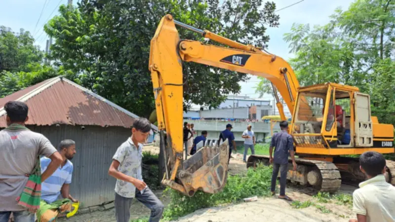কুষ্টিয়ায় পাউবো’র জমি দখলমুক্ত করতে ৩৫টি অবৈধ স্থাপনা উচ্ছেদ