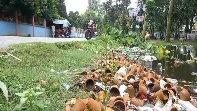 দুর্গন্ধে দম বন্ধ, স্বাস্থ্যঝুঁকিতে হাজারো শিক্ষার্থী দুর্গন্ধে দম বন্ধ, স্বাস্থ্যঝুঁকিতে হাজারো শিক্ষার্থী