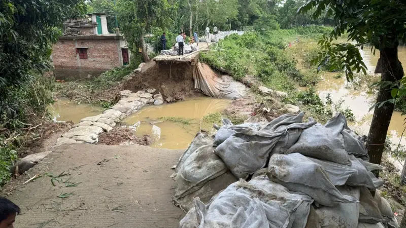 ফেনীর মুহুরী নদীর বেড়িবাঁধের ভাঙা অংশের সংস্কার কাজ চলছে ফেনীর মুহুরী নদীর বেড়িবাঁধের ভাঙা অংশের সংস্কার কাজ চলছে