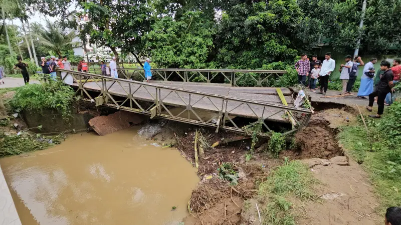 ব্রিজ ধসে সড়ক যোগাযোগ বন্ধ, চরম ভোগান্তিতে যাতায়াতকারীরা ব্রিজ ধসে সড়ক যোগাযোগ বন্ধ, চরম ভোগান্তিতে যাতায়াতকারীরা