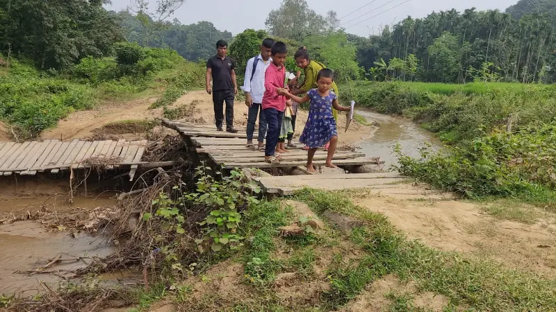 সেতু-রাস্তার অভাবে সীমাহীন দুর্ভোগে শ্রীবরদীর হারিয়াকোনা গ্রামের মানুষ সেতু-রাস্তার অভাবে সীমাহীন দুর্ভোগে শ্রীবরদীর হারিয়াকোনা গ্রামের মানুষ