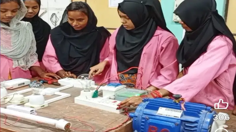 সরকারি প্রশিক্ষণ নিয়ে চাকুরী পাচ্ছেন গ্রামীণ অবহেলিত নারীরা সরকারি প্রশিক্ষণ নিয়ে চাকুরী পাচ্ছেন গ্রামীণ অবহেলিত নারীরা