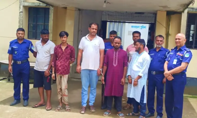 ভারতীয় কম্বলসহ আটক ৫ ভারতীয় কম্বলসহ আটক ৫