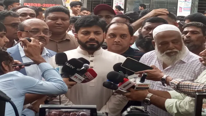 নগর ভবনে সন্ত্রাসী হামলায় আহতদের দেখতে হাসপাতালে ইশরাক নগর ভবনে সন্ত্রাসী হামলায় আহতদের দেখতে হাসপাতালে ইশরাক