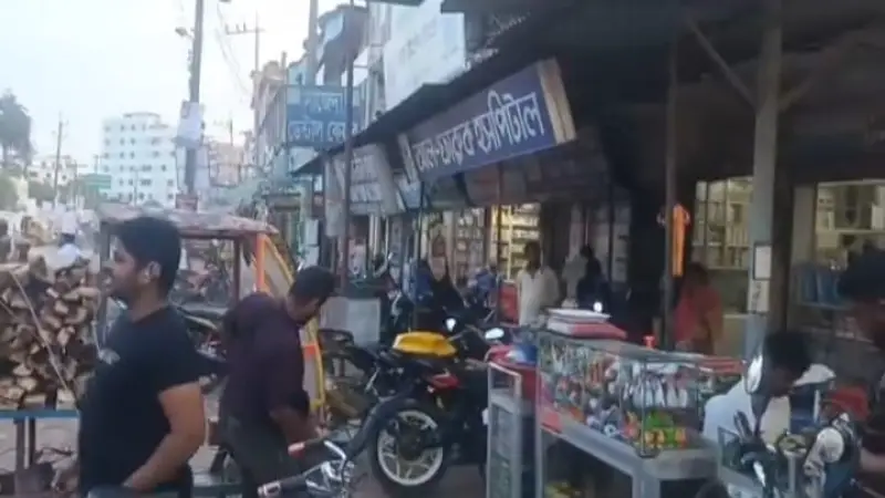 রামগঞ্জে ফুটপাত দখল করে ব্যবসা, পথচারীদের ভোগান্তি রামগঞ্জে ফুটপাত দখল করে ব্যবসা, পথচারীদের ভোগান্তি