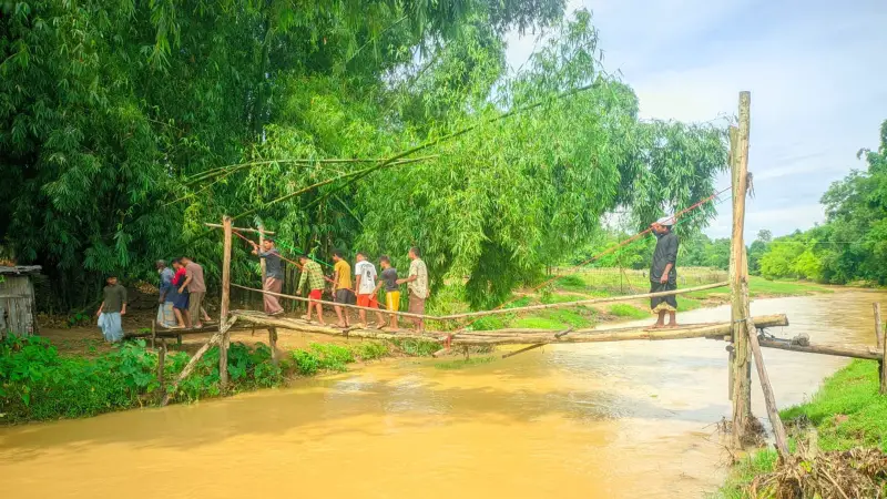 একটি সেতুর অভাবে দুই ইউনিয়নের দশ হাজার জনগোষ্ঠীর ভোগান্তি একটি সেতুর অভাবে দুই ইউনিয়নের দশ হাজার জনগোষ্ঠীর ভোগান্তি