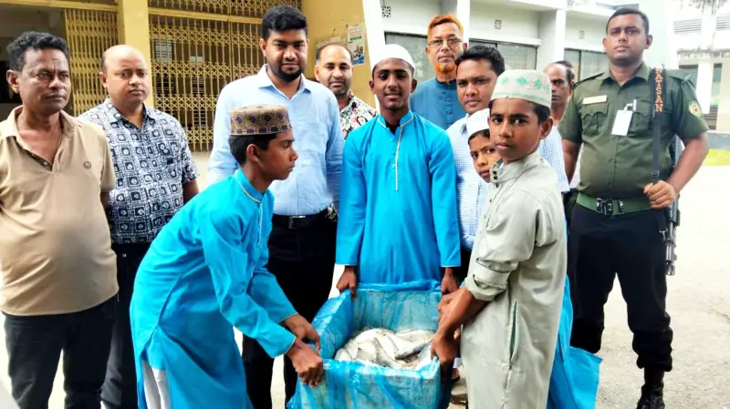 দেবীগঞ্জে জাটকা ইলিশ বিক্রির দায়ে জরিমানা, জব্দকৃত মাছ শিশু সদনে বিতরণ দেবীগঞ্জে জাটকা ইলিশ বিক্রির দায়ে জরিমানা, জব্দকৃত মাছ শিশু সদনে বিতরণ
