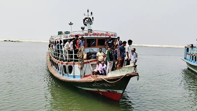 সাড়ে ১৪ ঘণ্টা পর দৌলতদিয়া-পাটুরিয়া নৌরুটে লঞ্চ চলাচল শুরু সাড়ে ১৪ ঘণ্টা পর দৌলতদিয়া-পাটুরিয়া নৌরুটে লঞ্চ চলাচল শুরু