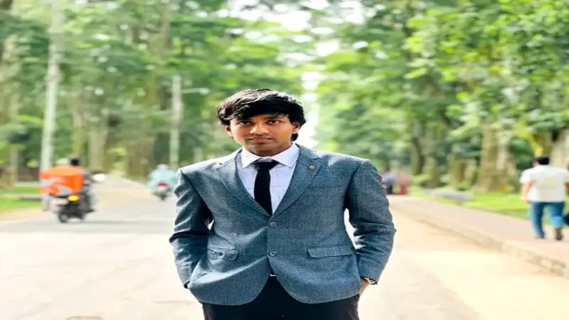 হলের ছাদ থেকে পড়ে গিয়ে রাবি শিক্ষার্থী আহত হলের ছাদ থেকে পড়ে গিয়ে রাবি শিক্ষার্থী আহত