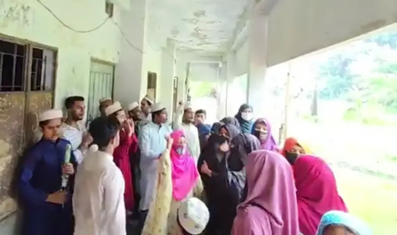 বাউফলে উপবৃত্তির টাকা না পাওয়ায় মাদ্রাসা সুপারের বিরুদ্ধে শিক্ষার্থীদের বিক্ষোভ বাউফলে উপবৃত্তির টাকা না পাওয়ায় মাদ্রাসা সুপারের বিরুদ্ধে শিক্ষার্থীদের বিক্ষোভ