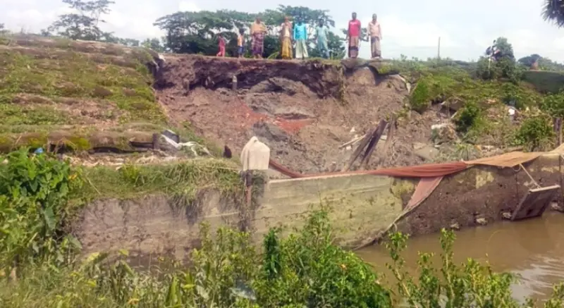 কলাপাড়ায় স্লুইসগেট সংলগ্ন বেড়িবাঁধ ধসে গেছে, পাঁচ গ্রামের মানুষ জলোচ্ছ্বাসের শঙ্কায় কলাপাড়ায় স্লুইসগেট সংলগ্ন বেড়িবাঁধ ধসে গেছে, পাঁচ গ্রামের মানুষ জলোচ্ছ্বাসের শঙ্কায়