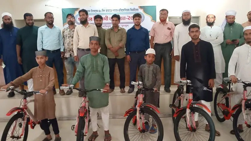 নিয়মিত ৪০ দিন জামাতে নামাজ আদায় করে পুরস্কার পেল শিশু ও কিশোরেরা নিয়মিত ৪০ দিন জামাতে নামাজ আদায় করে পুরস্কার পেল শিশু ও কিশোরেরা