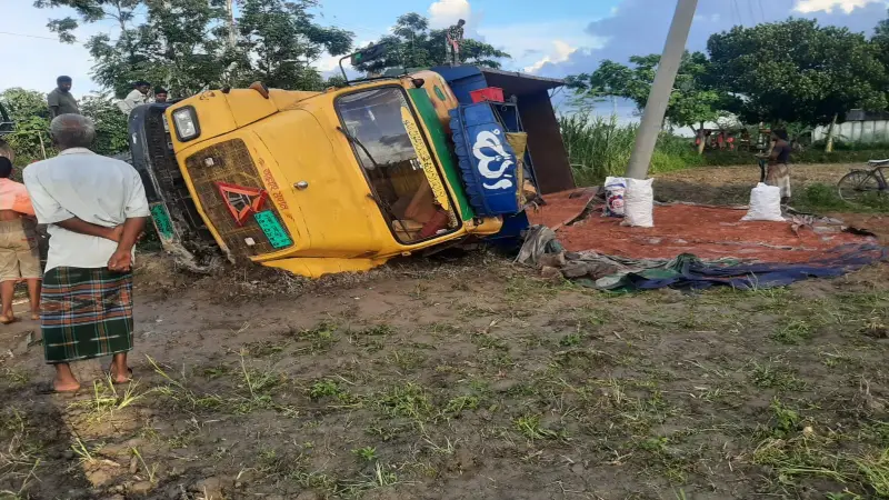 নীলফামারীতে ইটবাহী ট্রাক খাদে পড়ে শ্রমিক নিহত নীলফামারীতে ইটবাহী ট্রাক খাদে পড়ে শ্রমিক নিহত