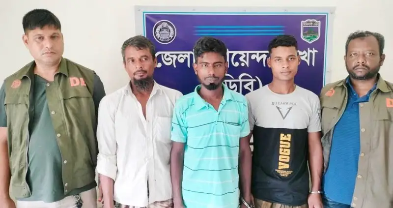 চাঁপাইনবাবগঞ্জে ভ্যান ছিনতাই করতে বন্ধুকে মদ খাইয়ে হত্যা, আটক ৩ চাঁপাইনবাবগঞ্জে ভ্যান ছিনতাই করতে বন্ধুকে মদ খাইয়ে হত্যা, আটক ৩