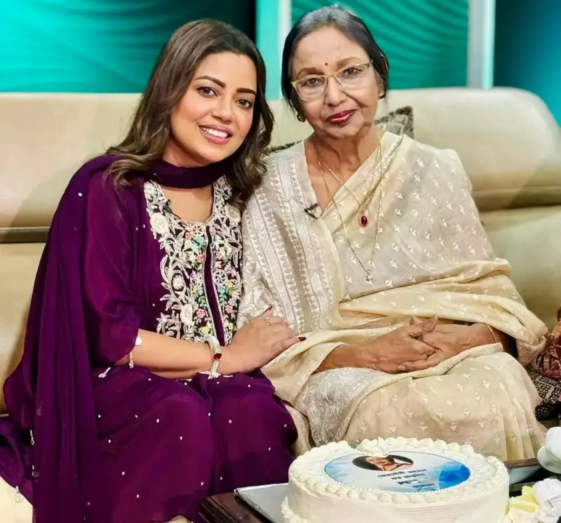 “ছোট্ট কনা থেকেই তো হয় গোলাপি মুক্তো”, কিংবদন্তি ফেরদৌসী রহমানকে কনার শুভেচ্ছা “ছোট্ট কনা থেকেই তো হয় গোলাপি মুক্তো”, কিংবদন্তি ফেরদৌসী রহমানকে কনার শুভেচ্ছা