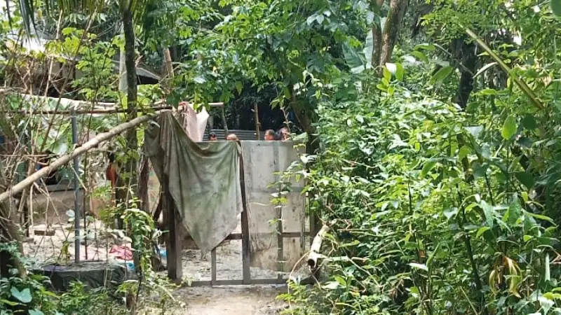 শাহরাস্তিতে চলাচলের পথ বন্ধ: সংখ্যালঘু পরিবারসহ এলাকাবাসীর জীবনযাত্রা সংকটে শাহরাস্তিতে চলাচলের পথ বন্ধ: সংখ্যালঘু পরিবারসহ এলাকাবাসীর জীবনযাত্রা সংকটে